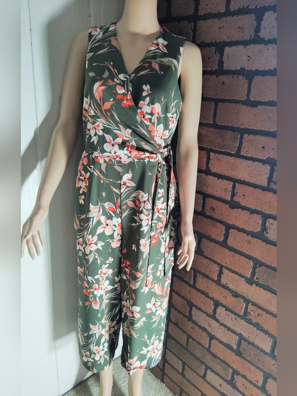 LIKE NEW!! Apt. 9 Dark Green Floral Sleeveless Wide-Leg Jumpsuit. Size 4 - Picture 2 of 11